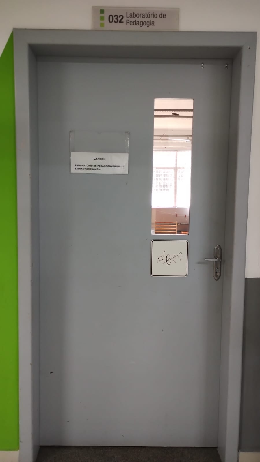 Placa afixada na porta do Laboratório de Pedagogia Bilíngue (Libras-Português)