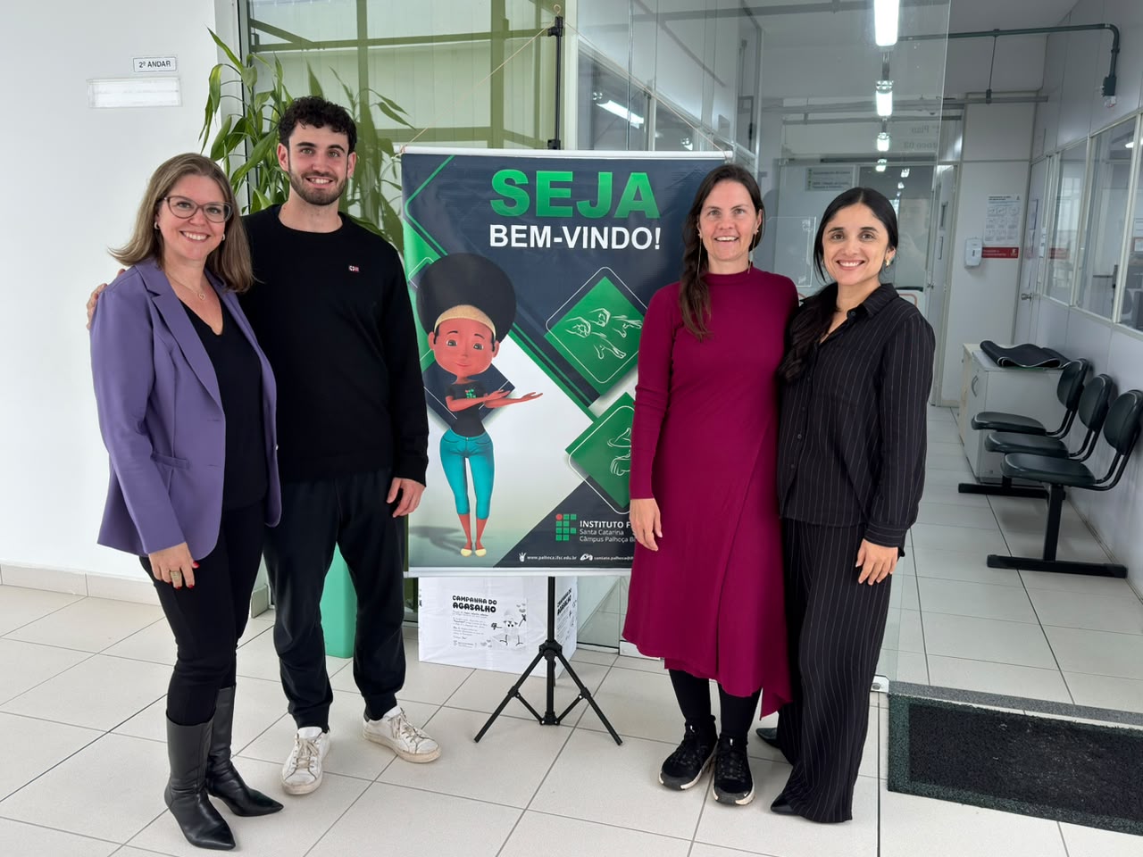 Alex e a relações públicas do câmpus, Sônia Santos, a orientadora, Raquel Paiva Godinho, e a chefe do departamento de ensino, pesquisa e extensão, Bruna Crescêncio Neves