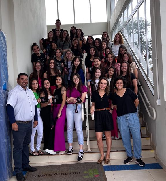 Turma do ensino médio técnico em Alimentos com o porteiro homenageado Ademir Moura