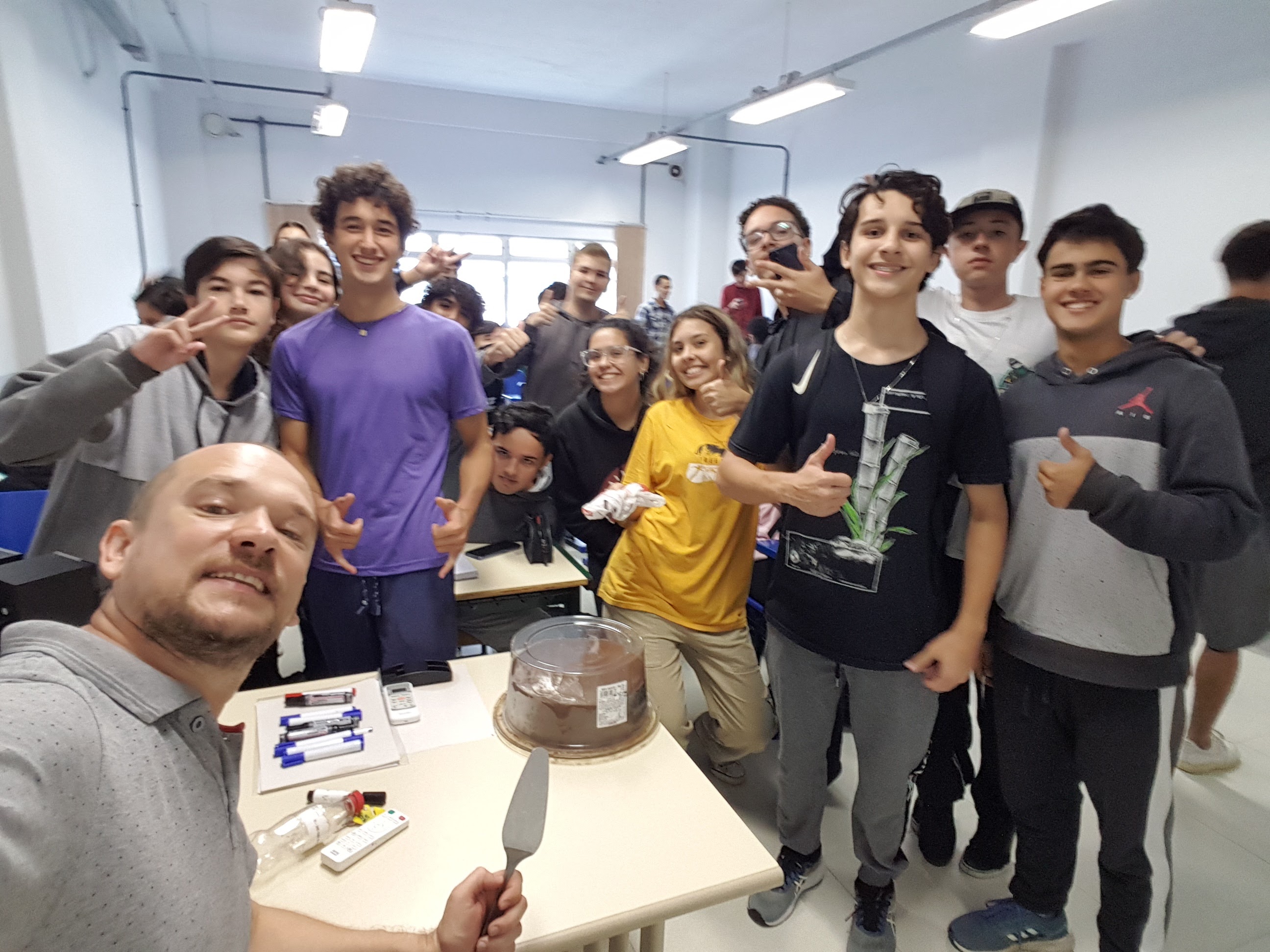 Professor João Henrique Quoos e alunos no laboratório