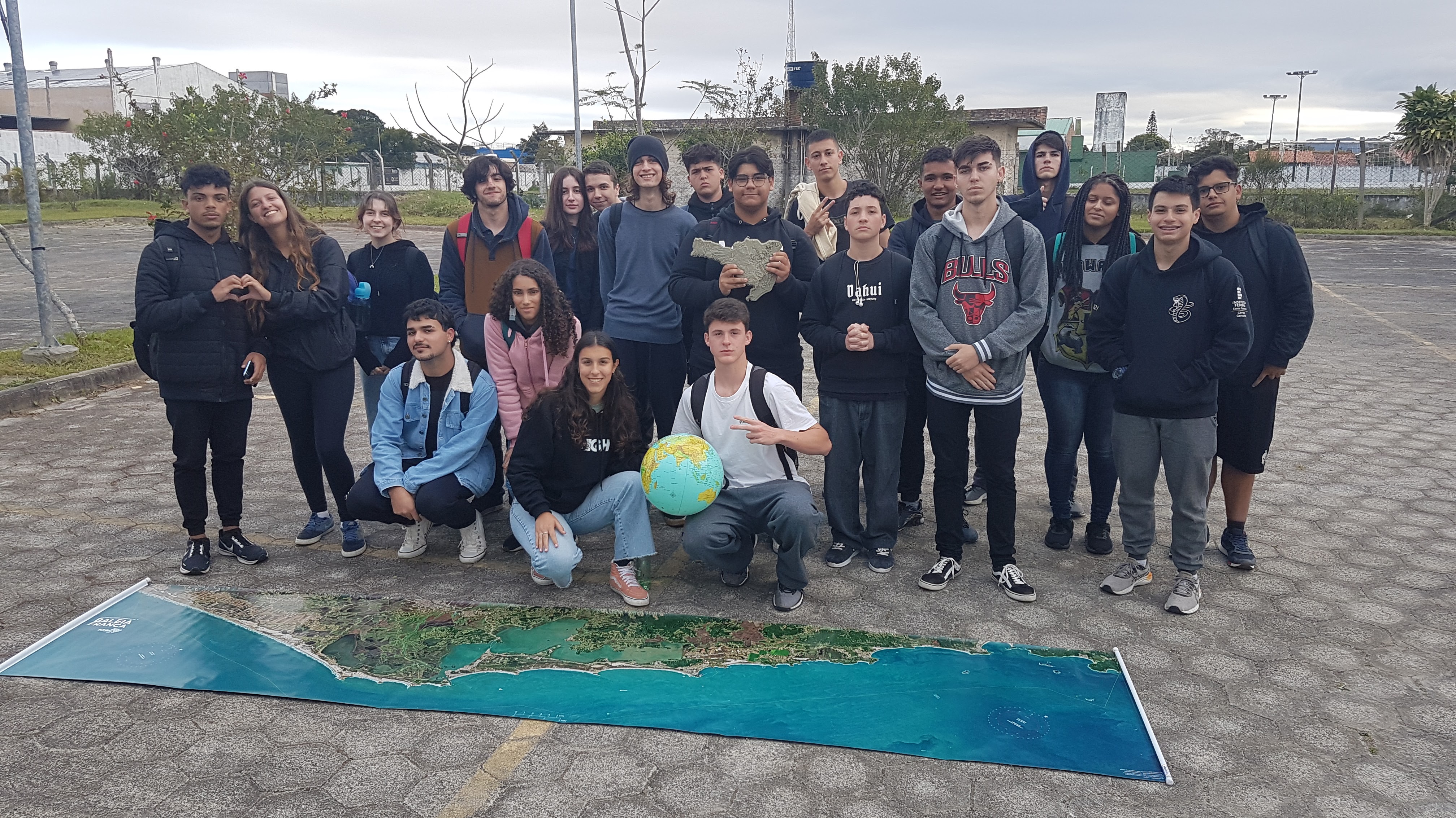 Alunos do Câmpus Garopaba com a maquete de Santa Catarina impressa em 3D