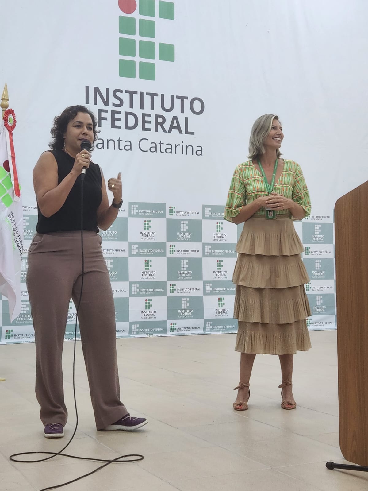 Professoras Páulia (à esquerda) e Berenice apresentaram resultados de um projeto do câmpus para reaproveitamento de alimentos