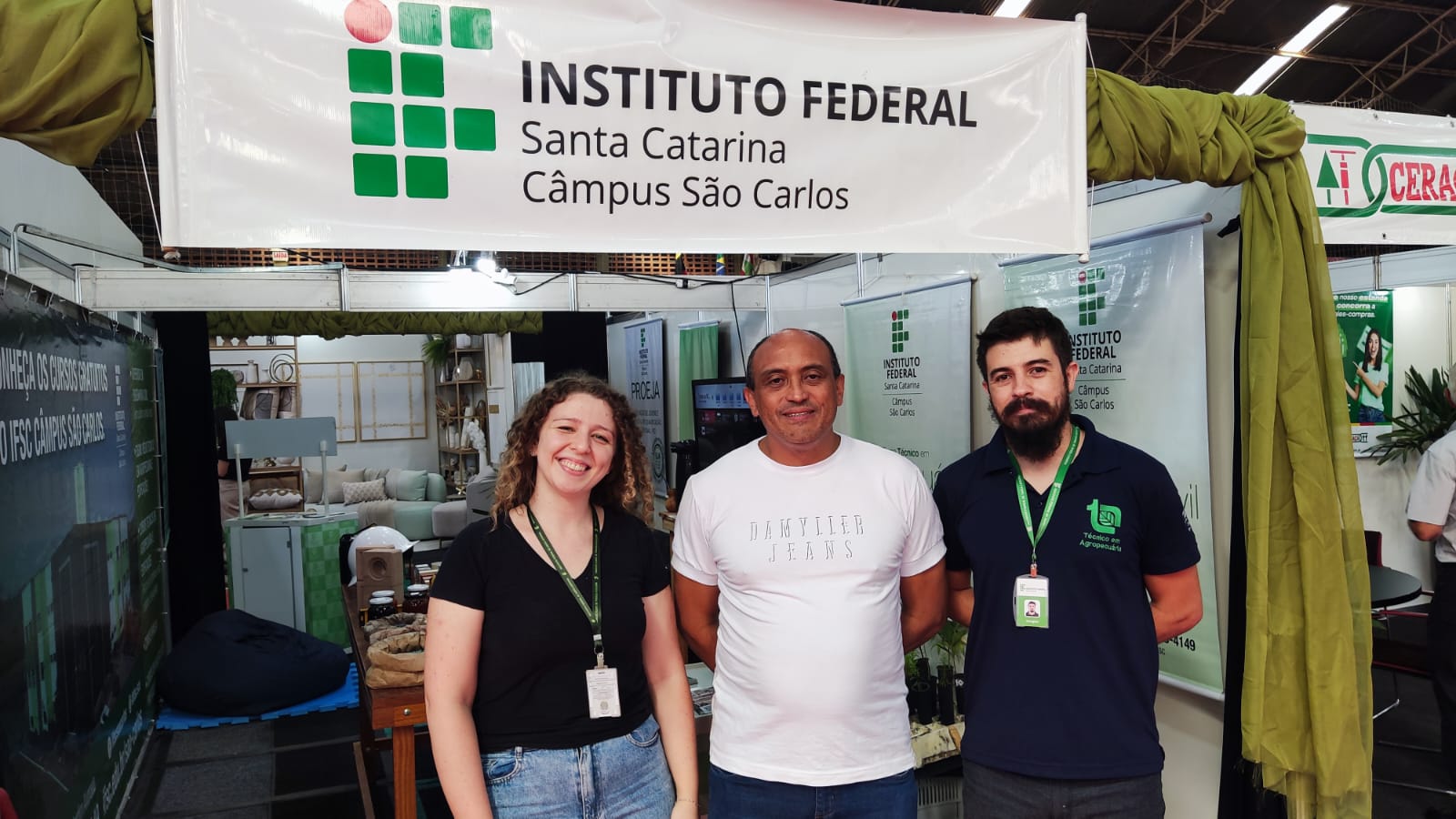 Servidores Bárbara Kleemann Duarte (Assistente da Direção), Raimundo Castro (diretor-geral), Douglas Sauceda (Coord. Relações Externas), no estande da Expainco 2024