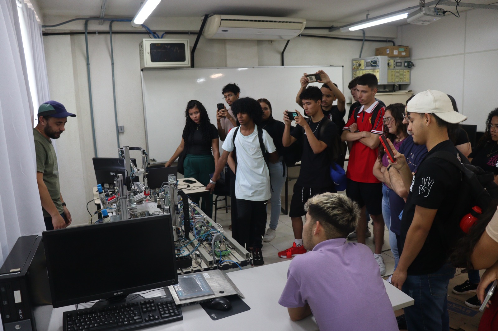 Visita de escolas durante a Mostra de Engenharia de Controle e Automação. Foto: Nilmar Jevouski