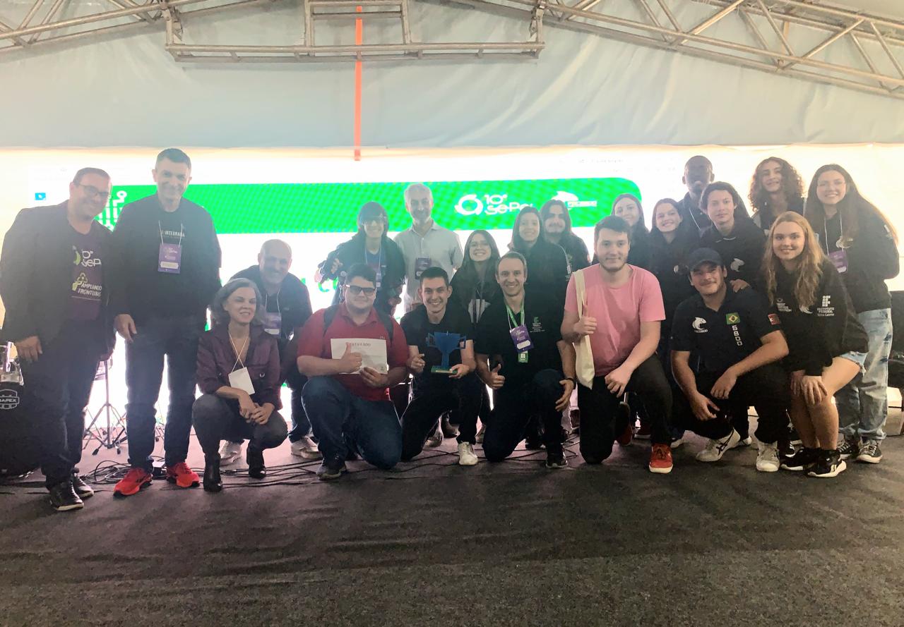 Equipe Hurricane, do Câmpus SLO do IFSC, recebendo prêmio durante o Sepei 2024