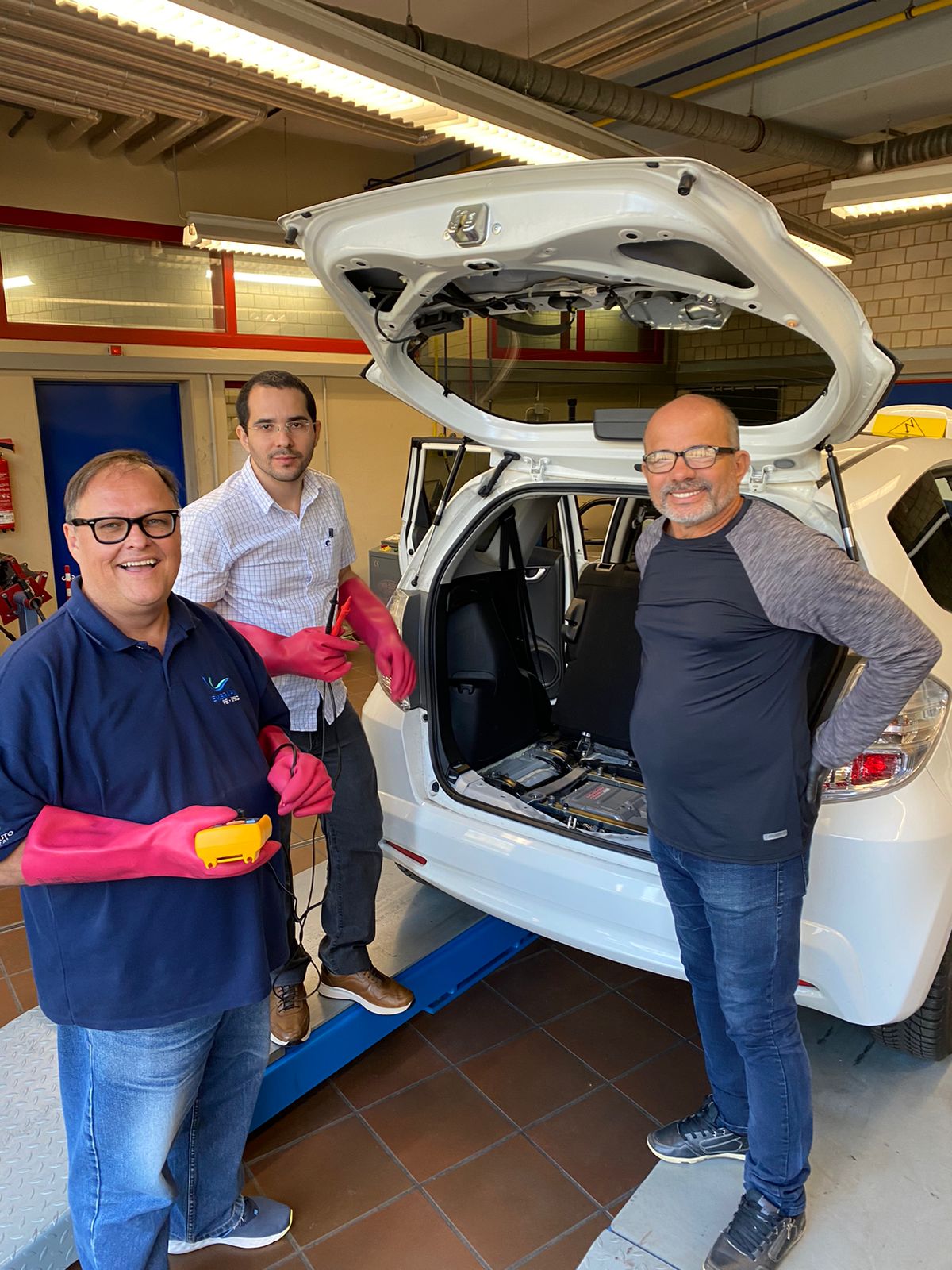 Professor Erwin participou do curso de manutenção em veículos elétricos com outros quatro pesquisadores brasileiros no BBS Gut