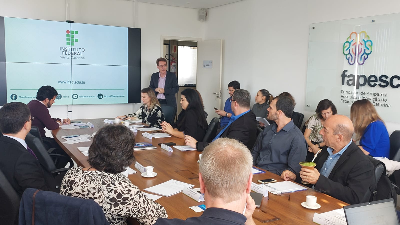 Diretor de Pesquisa do IFSC, Clovis Petry, fez apresentação sobre a instituição para os representantes da Universidade de La Rochelle