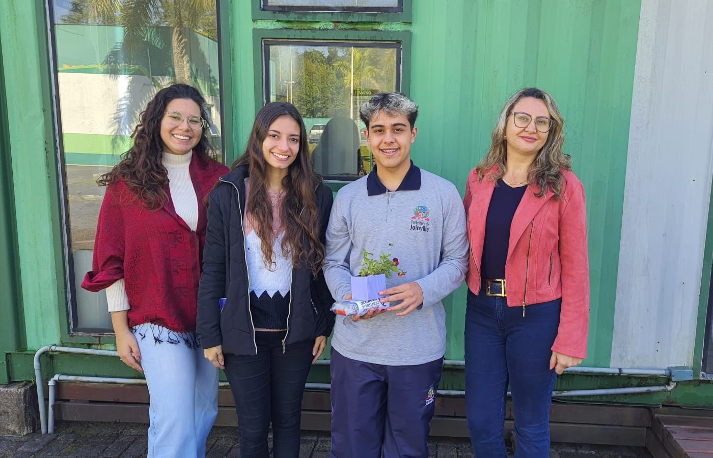 Estudantes de Enfermagem e professora Dayane com aluno Ronan