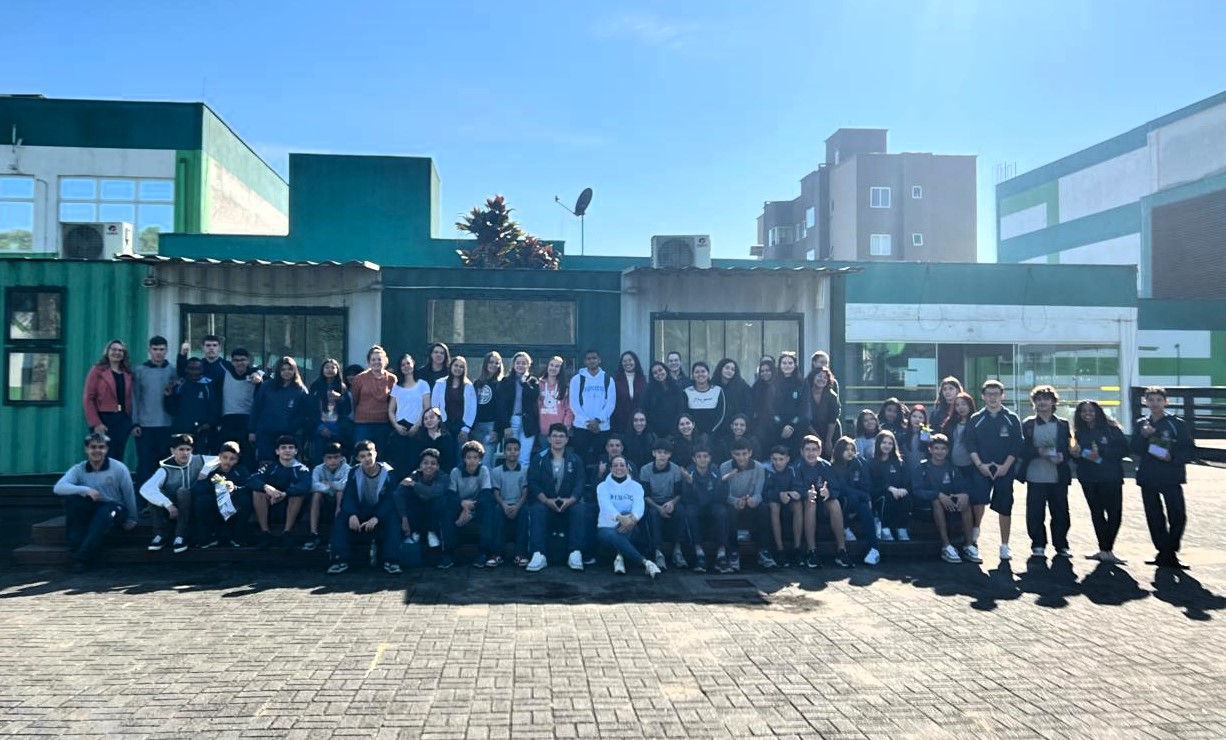 Alunos da Escola Municipal Professora Zulma do Rosário Miranda na visita ao IFSC