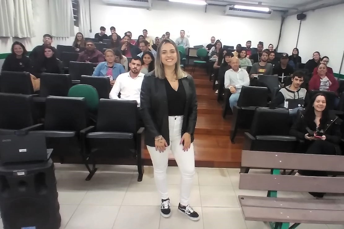 Palestra Precisamos falar sobre o uso prejudicial de álcool e outras drogas, com Ieda Nicole Bordignon