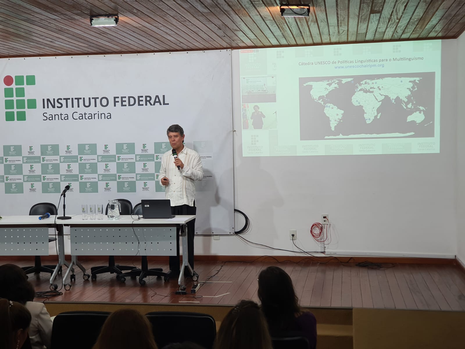 Gilvan Müller de Oliveira, da UFSC, falou sobre multilinguismo e políticas de línguas nas instituições de ensino