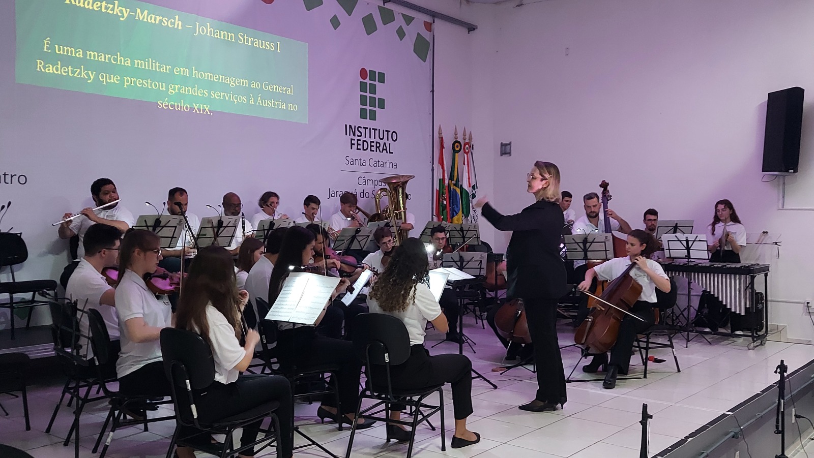 Orquestra Escola do Câmpus Jaraguá do Sul-Centro realiza seu primeiro concerto.