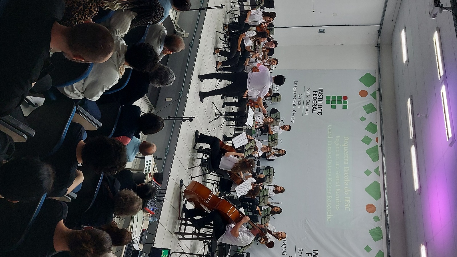 Orquestra Escola do Câmpus Jaraguá do Sul-Centro realiza seu primeiro concerto.