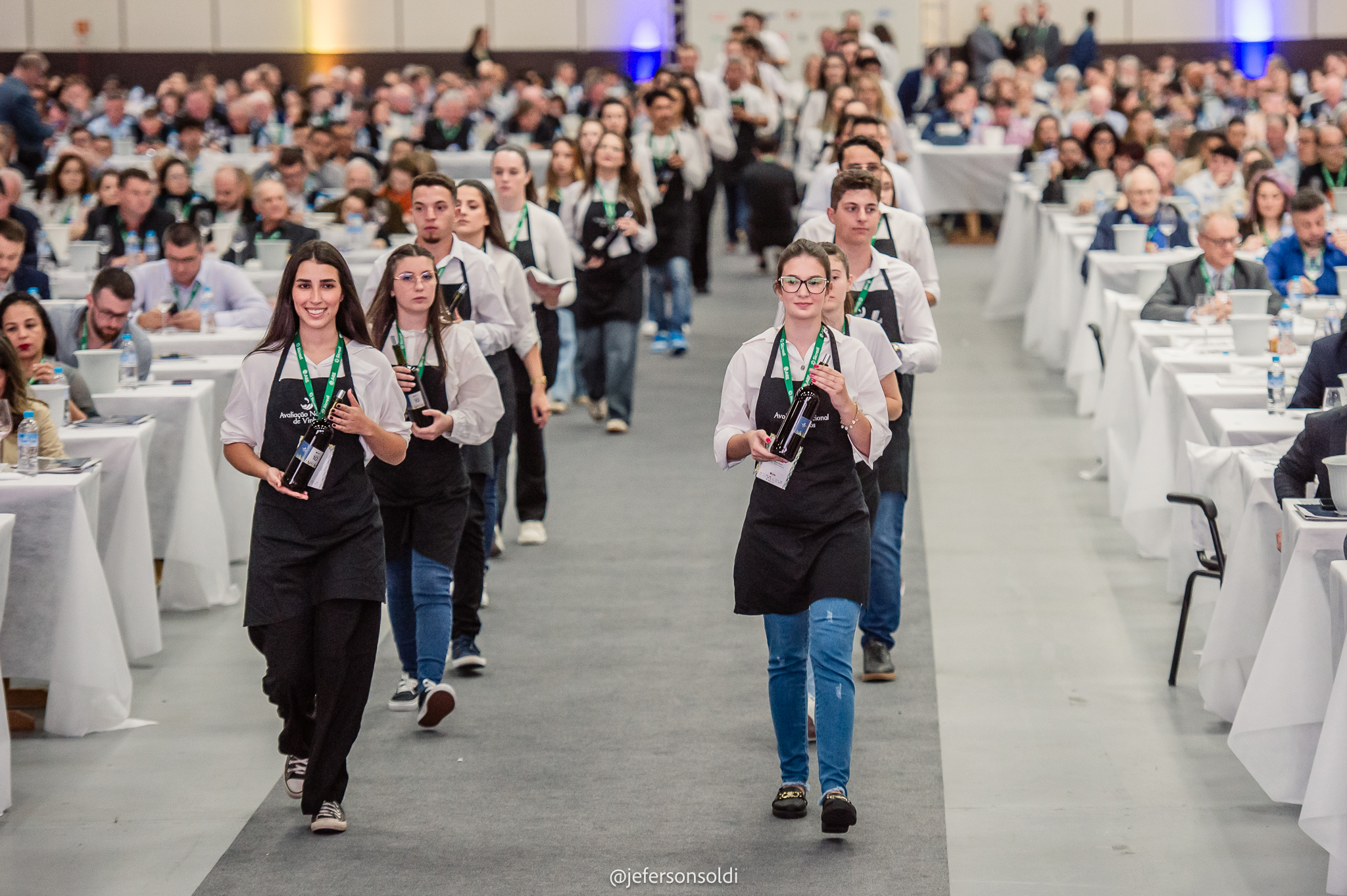 Estudantes de Viticultura e Enologia são responsáveis pelo serviço do evento