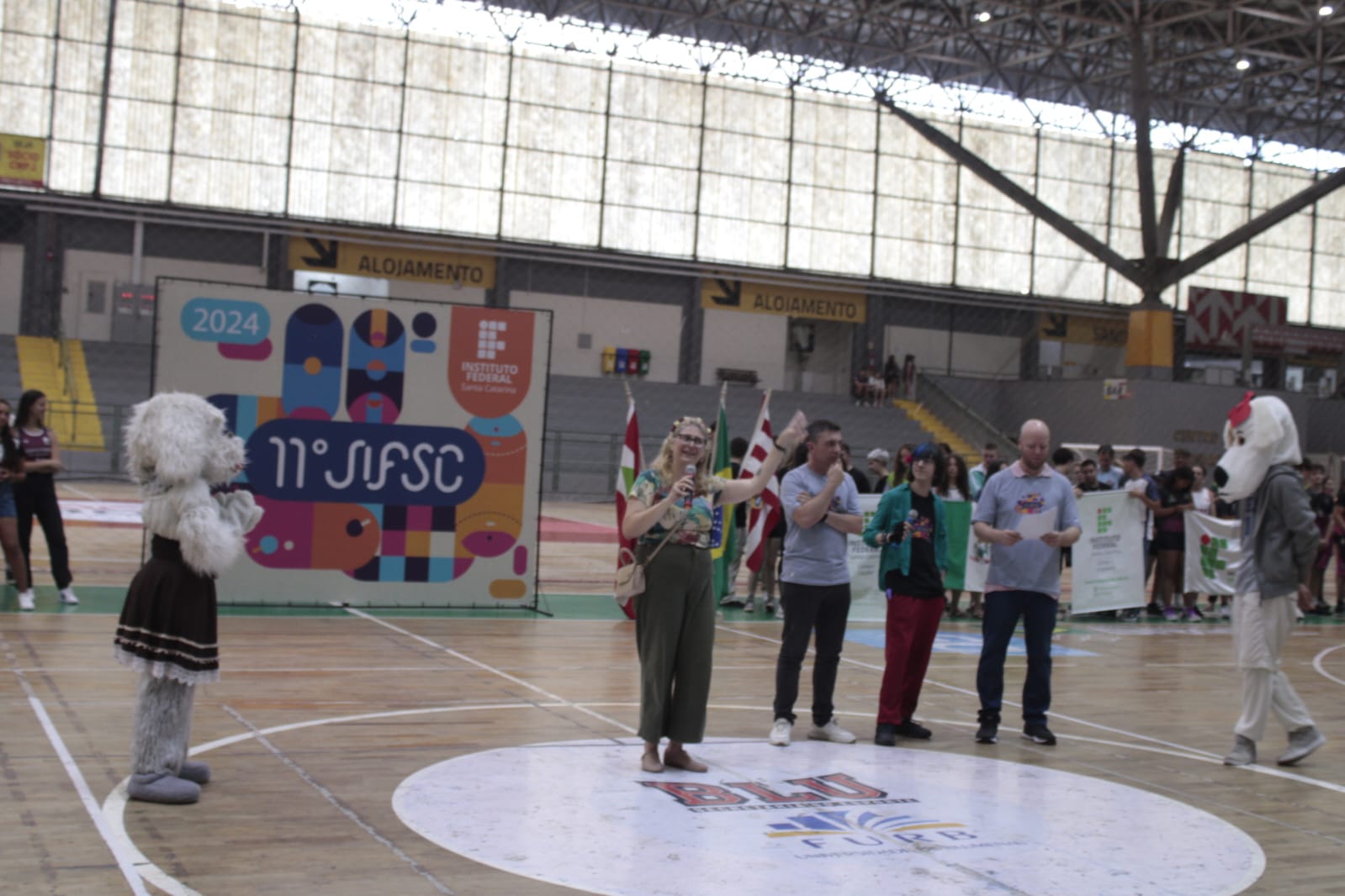 Diretora do Câmpus Gaspar dá boas-vindas aos participantes | Foto: Maurílio da Rosa