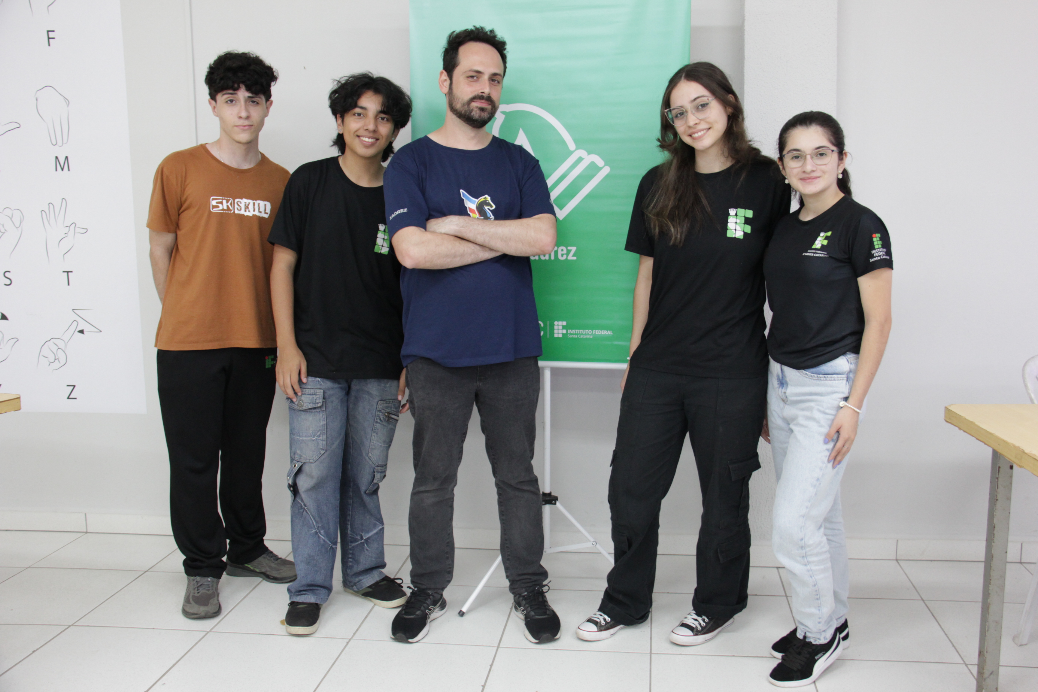 Equipe do Clube de Xadrez do Câmpus Araranguá. A aluna Laiane está ao centro