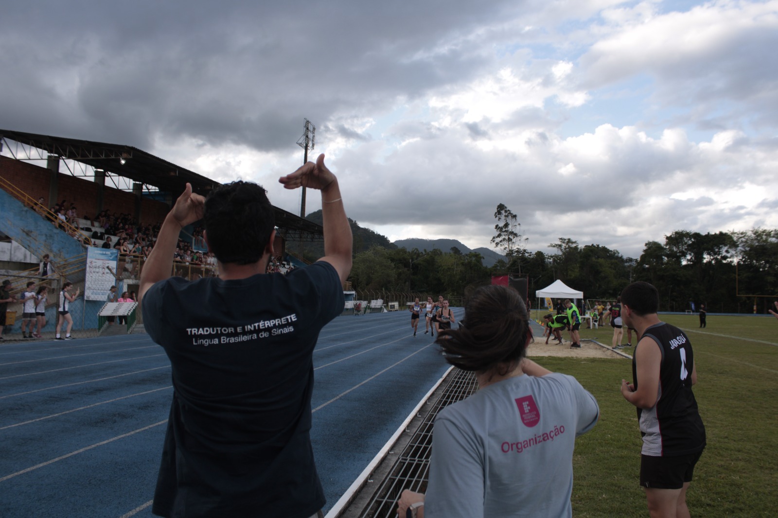 O atletismo costuma usar sonoros. Os TILS são responsáveis não só por sinalizar o início, mas também informam sobre contagem das voltas e demais avisos