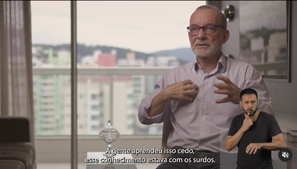 Trecho do documentário, produzido inteiramente por servidores do IFSC e que traz entrevistas (como a do professor aposentado e primeiro diretor-geral do câmpus, Vilmar Silva, na imagem) e imagens históricas, em uma linguagem adaptada para os surdos