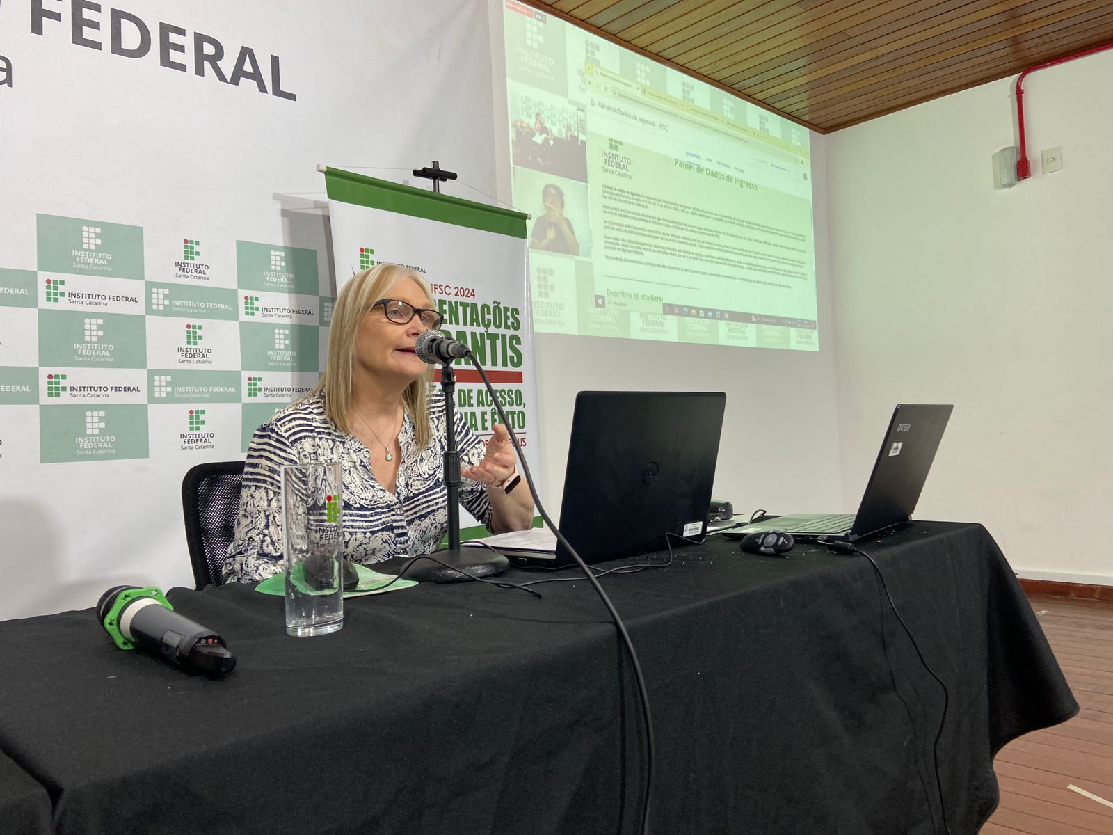 Durante o encontro, a pedagoga Adriane Stroisch fez um roteiro de navegação guiada para apresentar o painel.