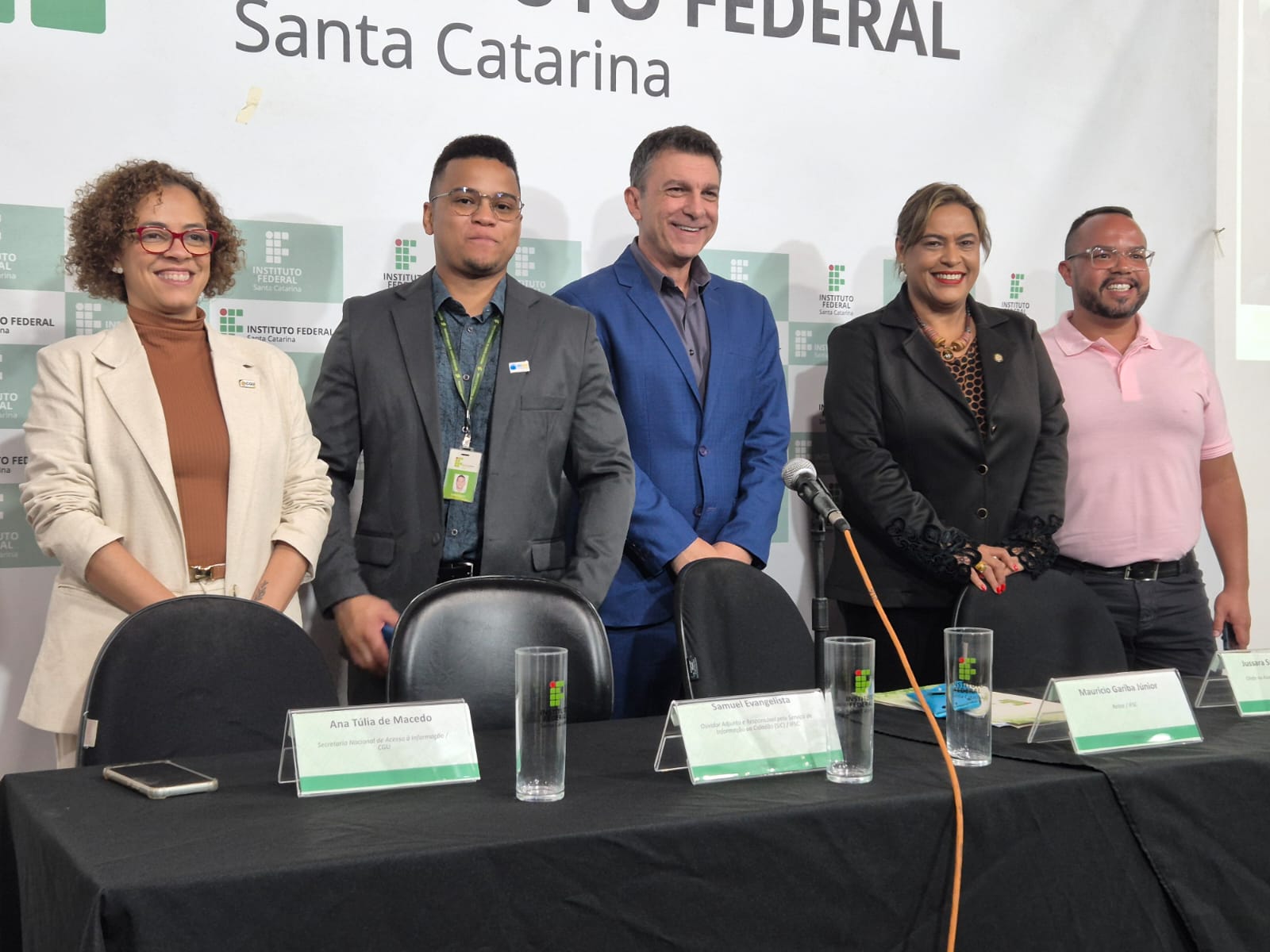 A secretária Ana Tulia de Macedo, o ouvidor adjunto do IFSC Samuel Evangelista, o reitor Maurício Gariba Júnior, a assessora do MEC Jussara Mendes e o presidente da comissão organizadora Fábio Rodrigo Pinheiro da Silva I Foto: Carla Algeri