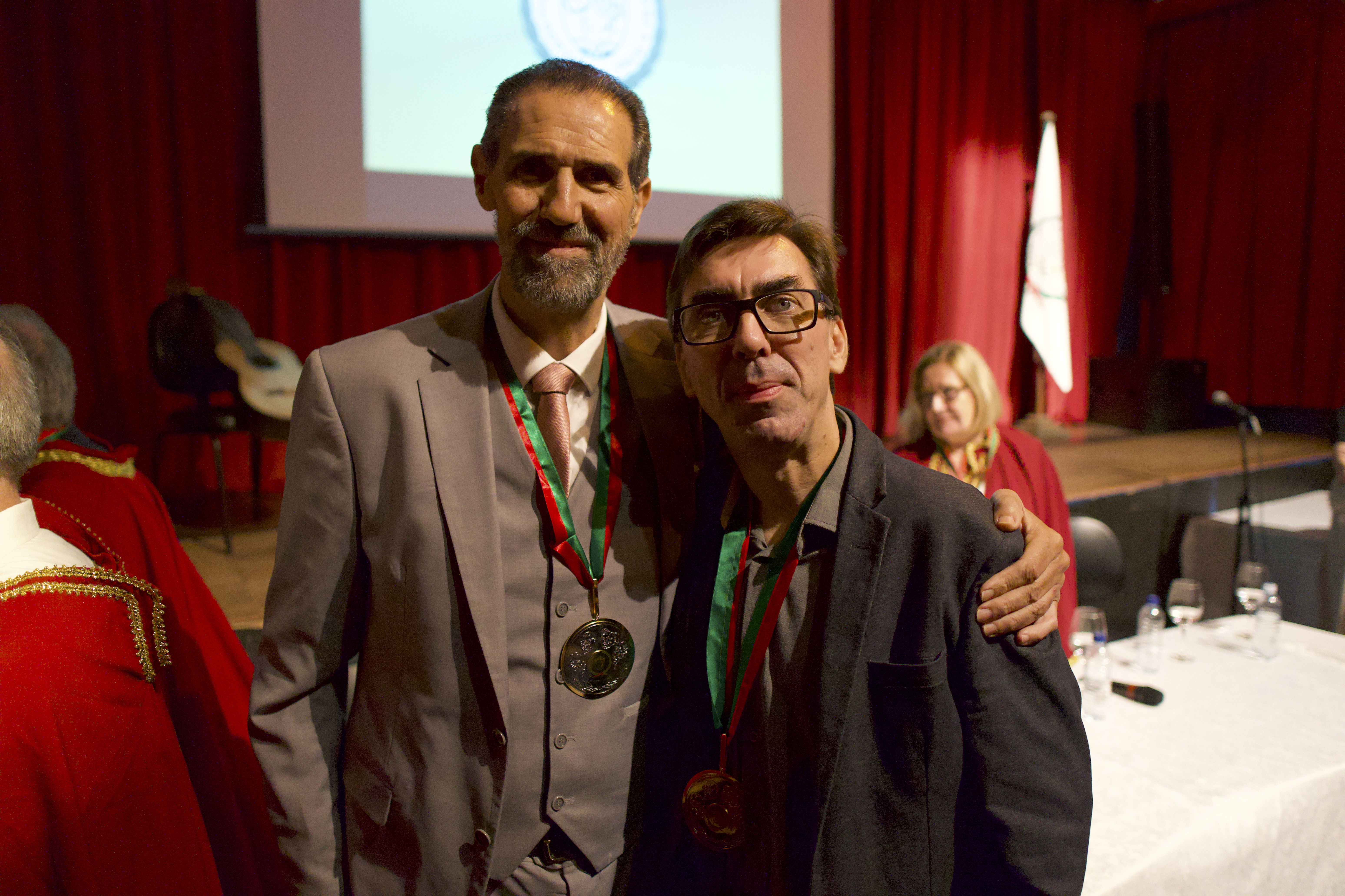 Professores Irineu Lopes Mello e Viegas Fernandes da Costa receberam, respectivamente, as medalhas Edino Krieger e Pascoal Apóstolo Pítsica (Foto: Rafael Xavier dos Passos)