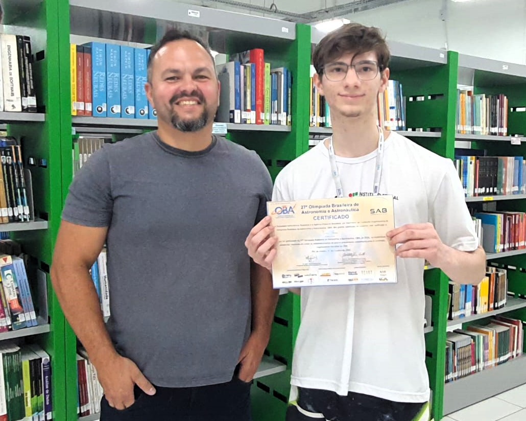 Professor Fernando com o estudante Vitor Stein