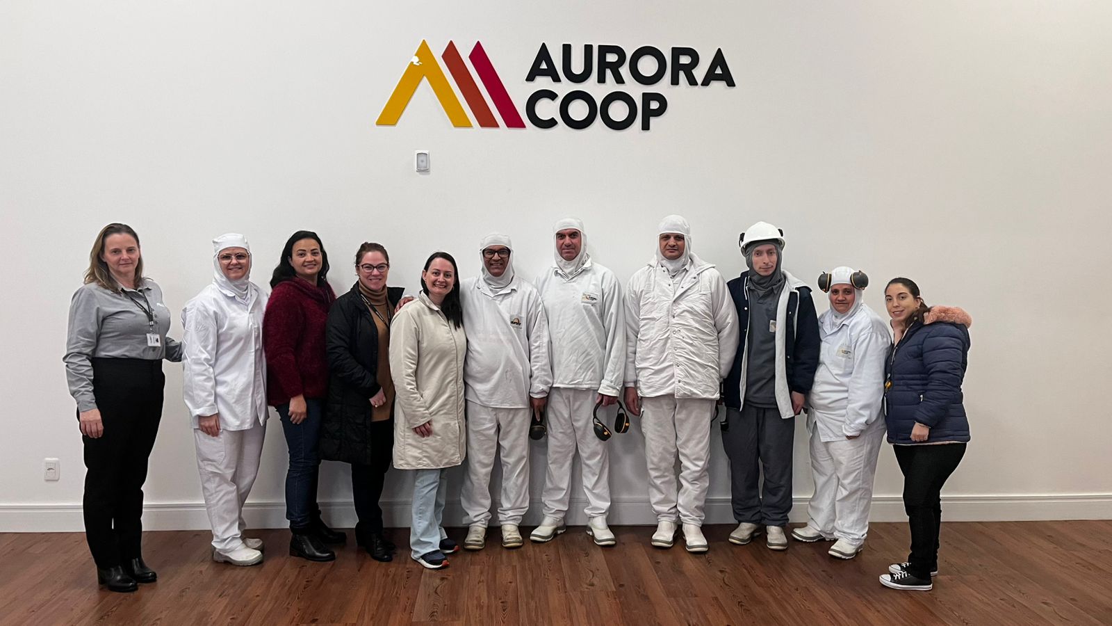 Professora Lara com colaboradores da Aurora Coop