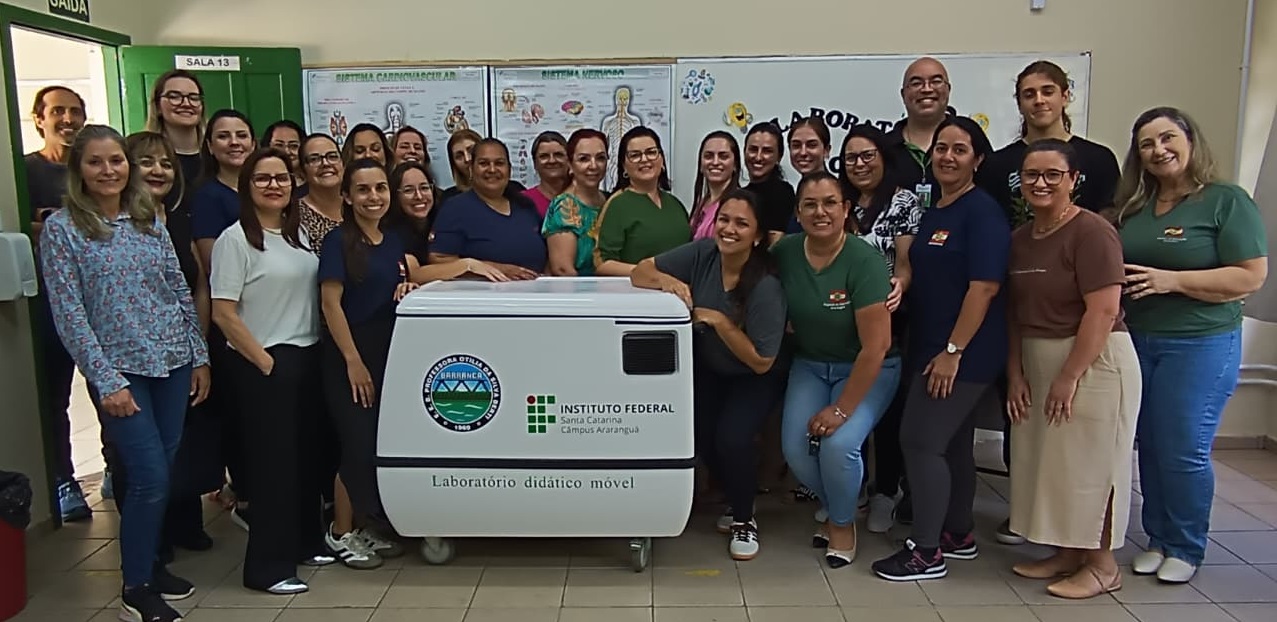 Professores e professoras da Escola de Educação Básica Professora Otília da Silva Alberti com o Laboratório Didático Móvel