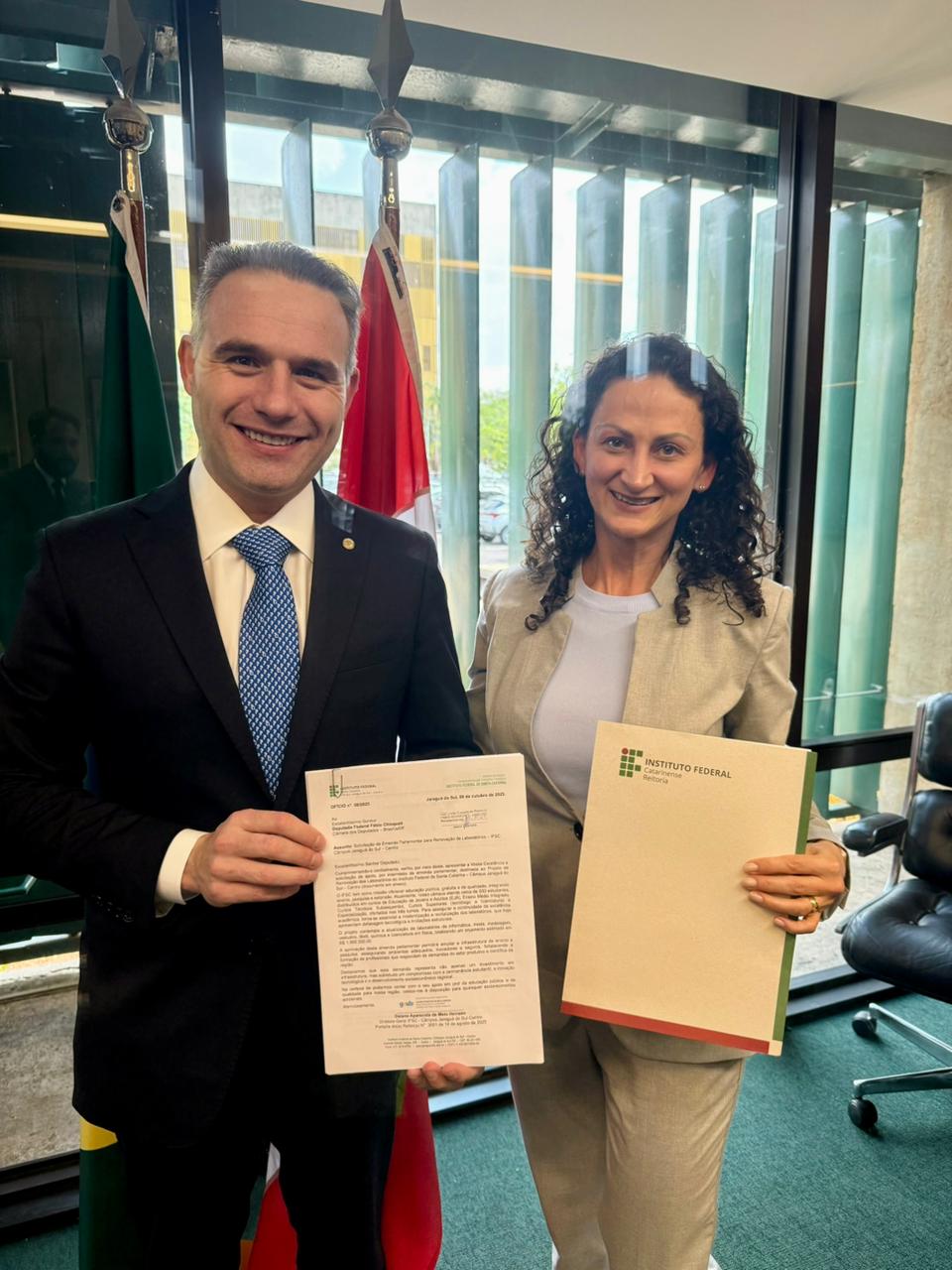 Diretora Daiane junto ao deputado federal Fabio Schiochet, em Brasília.