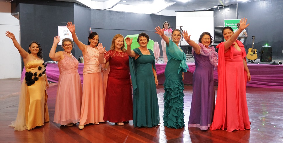 Oito pacientes de câncer participaram da produção dos vestidos e do desfile