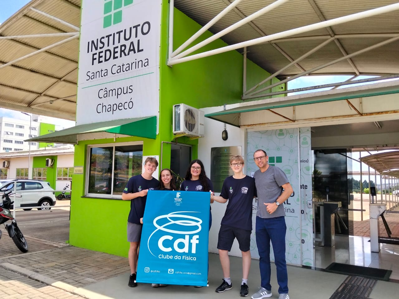 Estudantes premiados e professor do Clube da Física do Câmpus Chapecó
