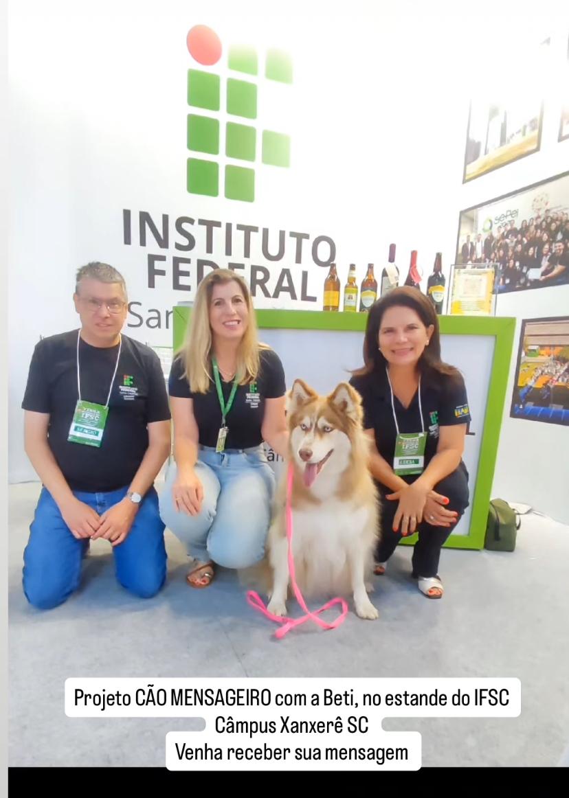 Foi possível interagir com o cão mensageiro, do egresso Vagner Pacheco Ribeiro, que concluiu a especialização 
