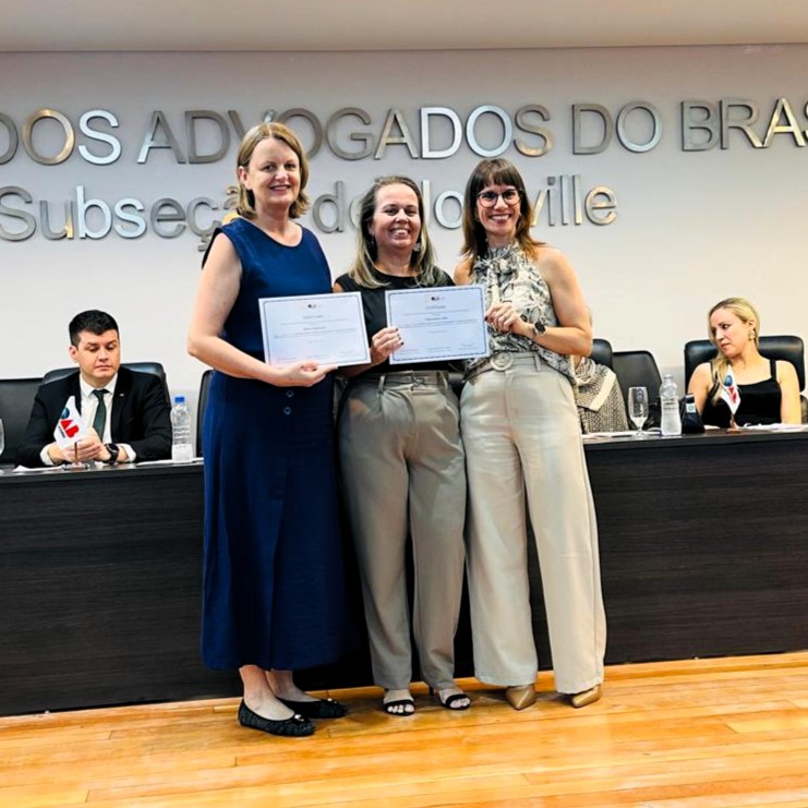Entrega do certificado de publicação para Flávia e professora Andrea