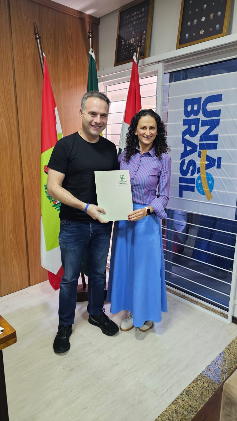 Diretora-geral do IFSC Jaraguá do Sul-Centro, Daiane Heinzen, e deputado federal Fabio Schiochet (União Brasil).