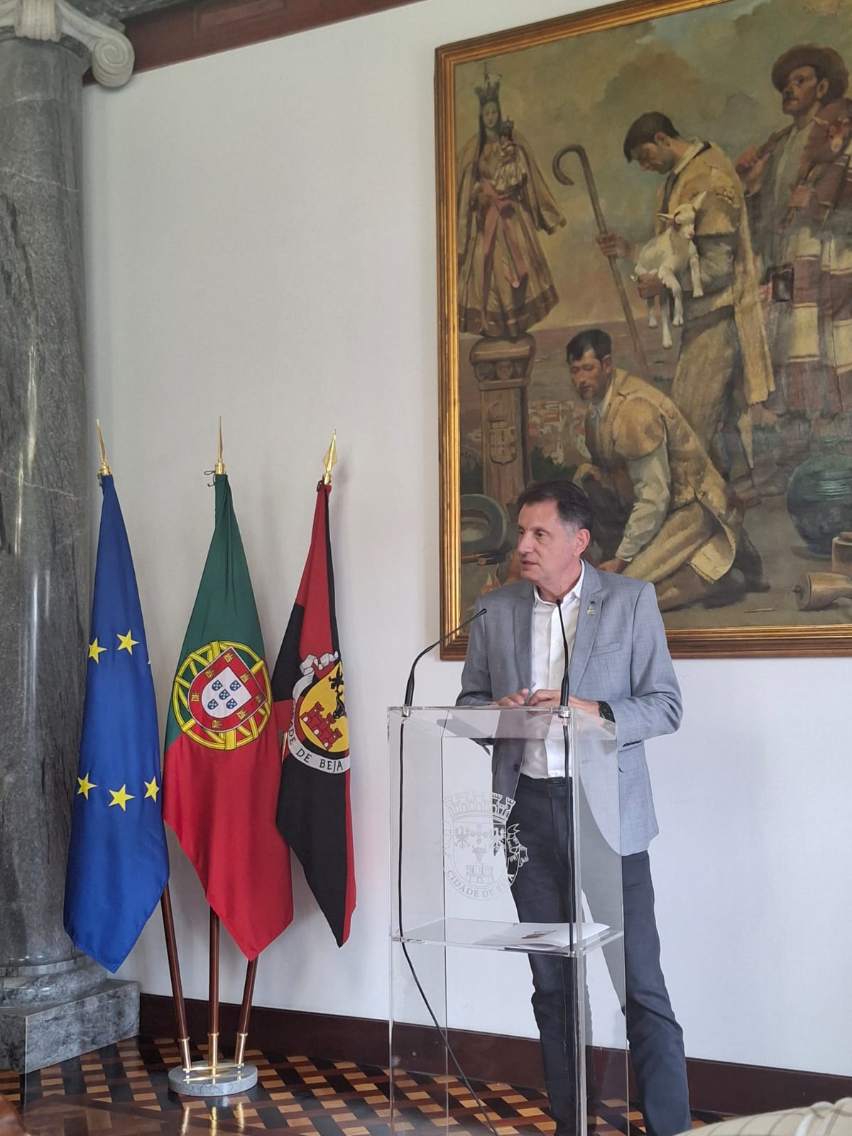 Missão Lidere: professor Zizimo Moreira Filho durante sua fala na recepção realizada na Câmara Municipal de Beja, órgão público equivalente a uma prefeitura no Brasil.