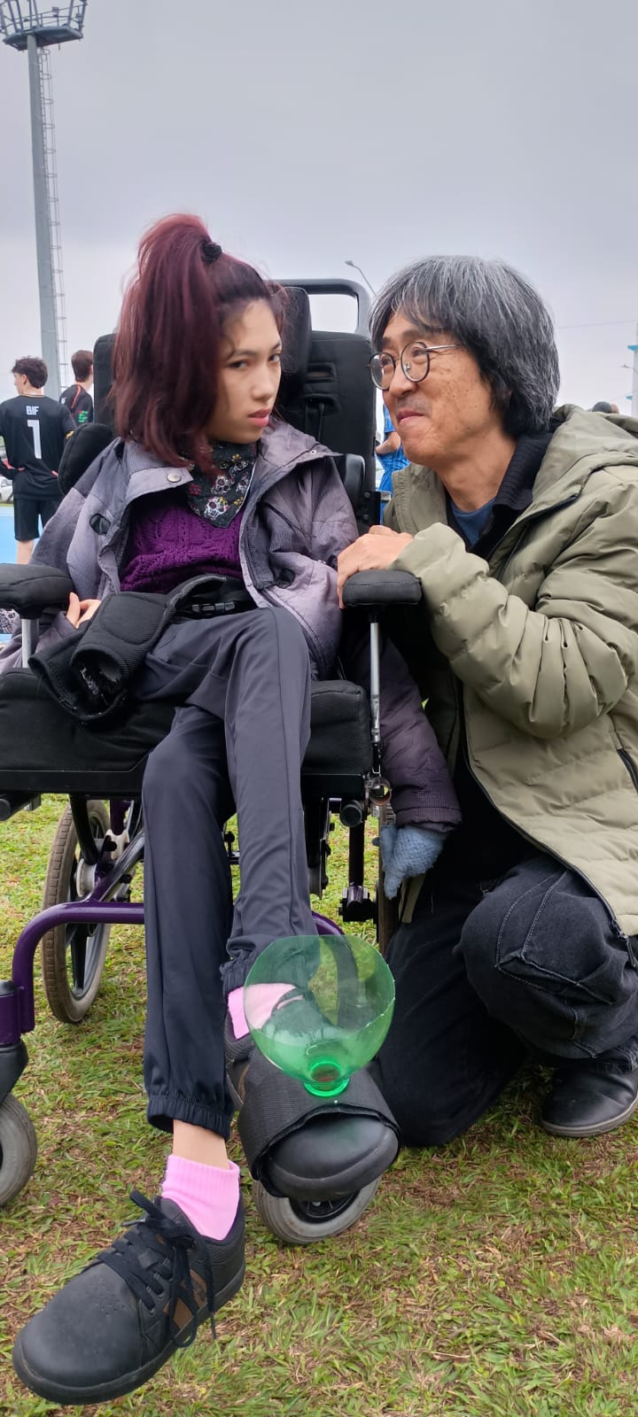 Para arremessar o peso, Julia Iizuka utiliza uma adaptação no pé, feita pelo pai Marcus Iizuka.