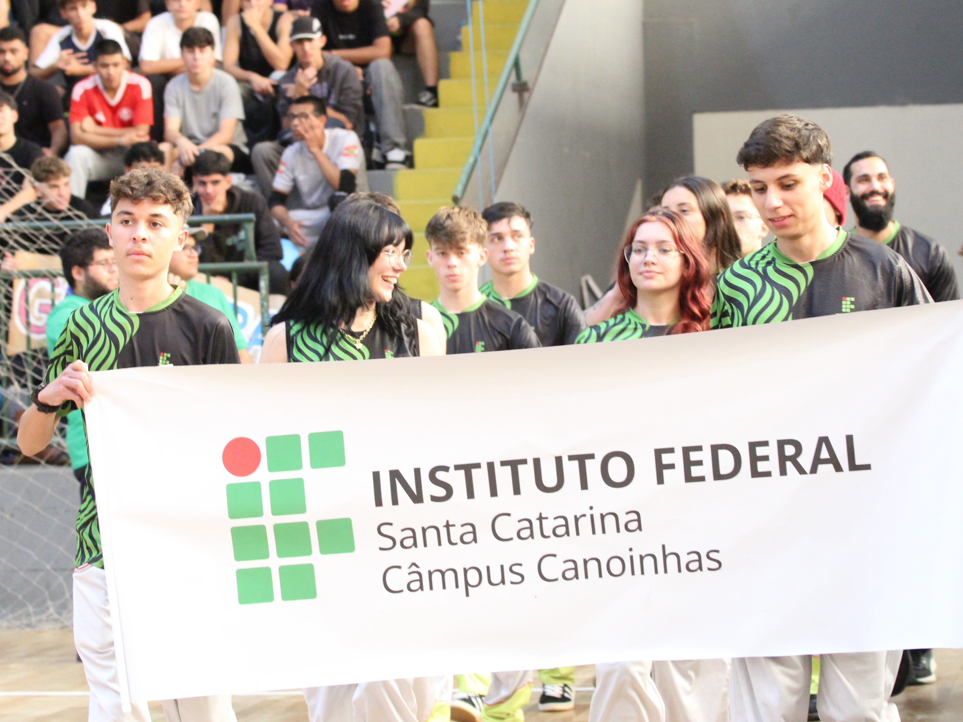 Desfile da delegação de Canoinhas na abertura do JIFSC