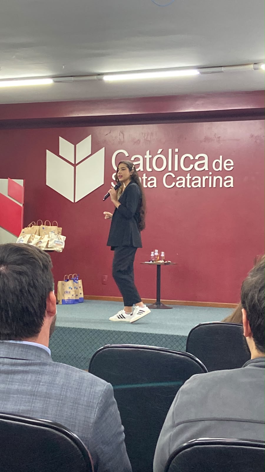 Lavínia durante a apresentação realizada na noite da última quinta-feira (16).