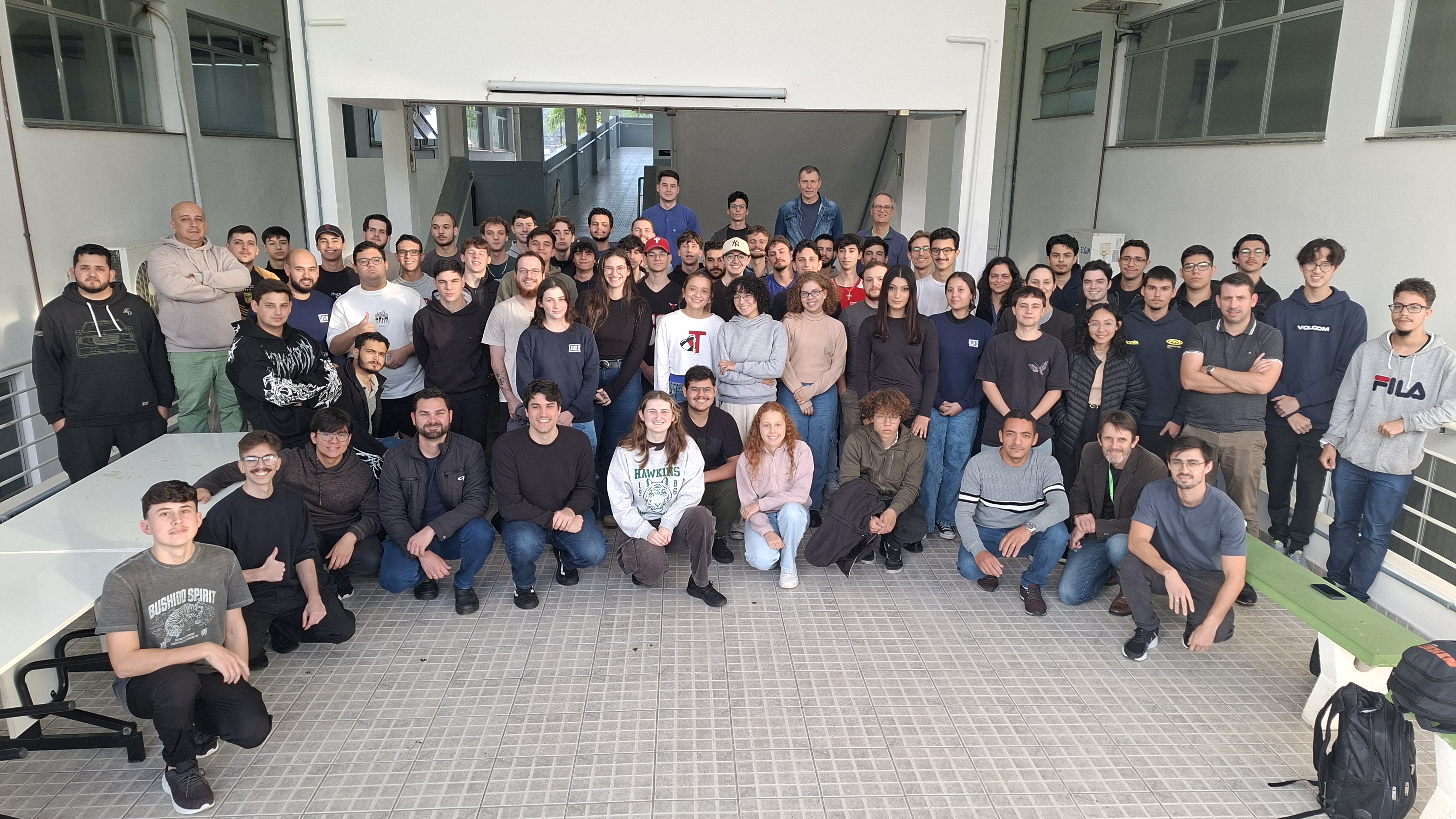 Parte dos estudantes e servidores ligados à graduação de Engenharia Mecânica do Câmpus Jaraguá do Sul-Rau.