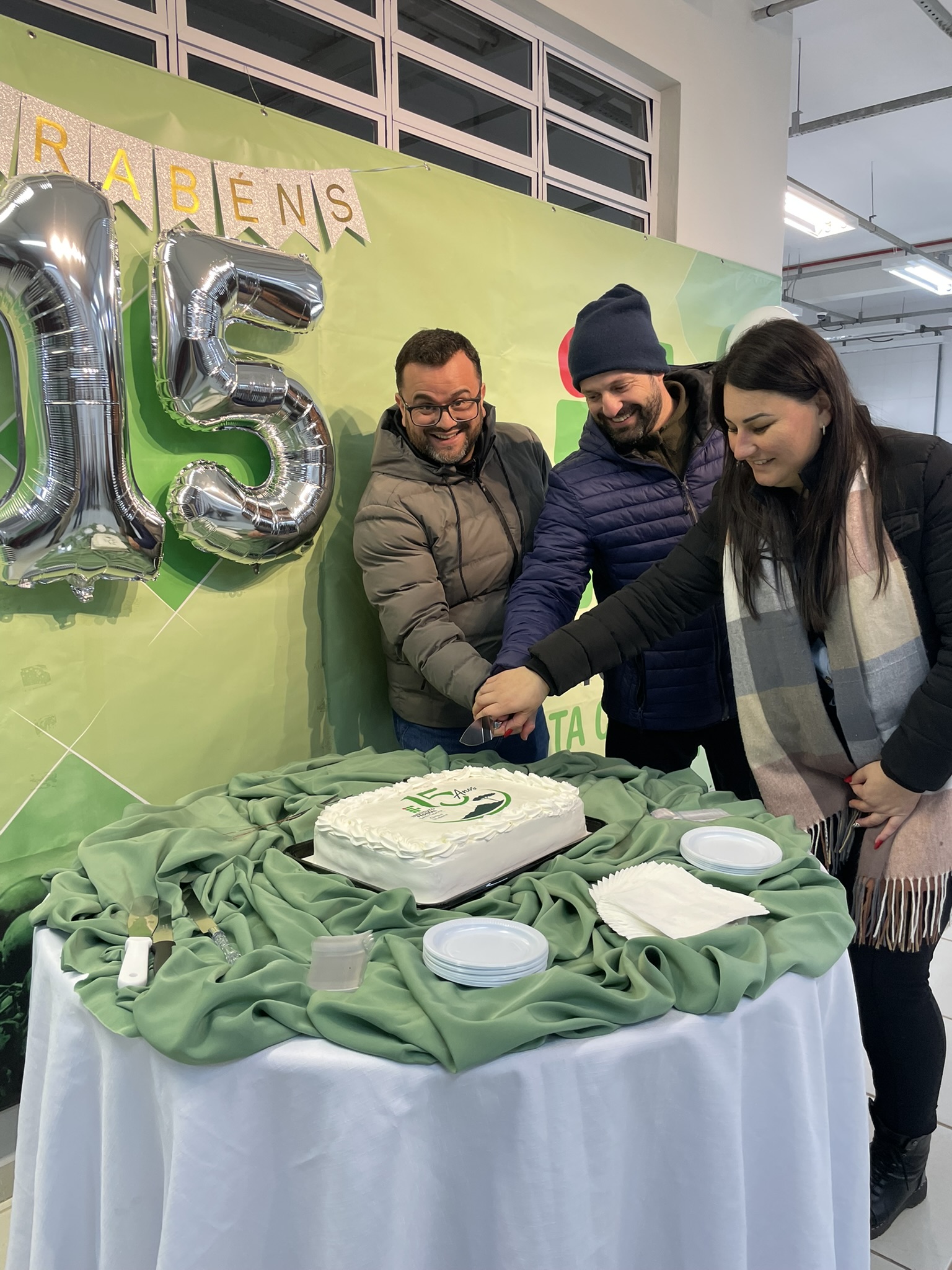 Corte do bolo de 15 anos fez parte das comemorações