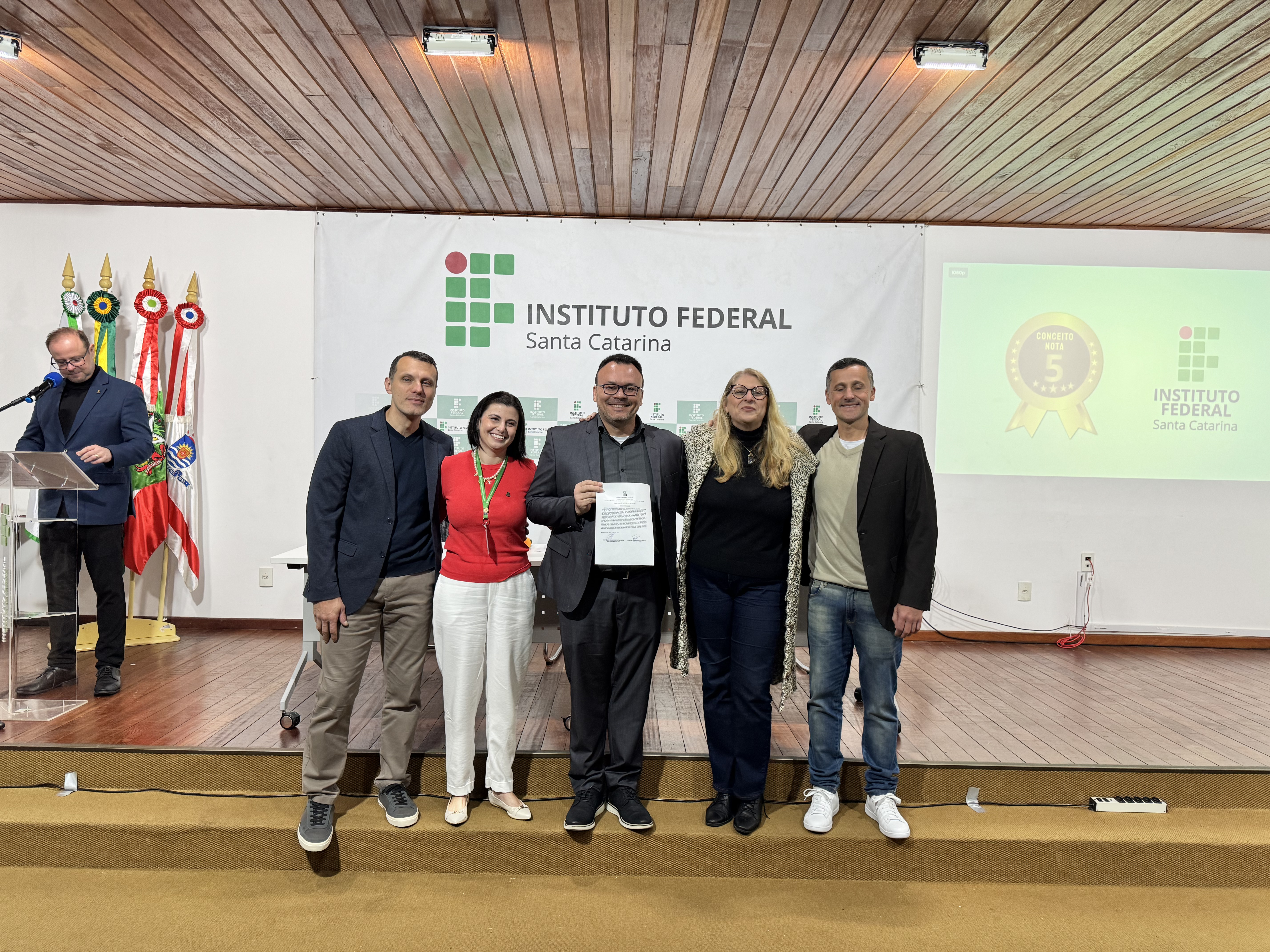 Ao centro, novo servidor de Gaspar
