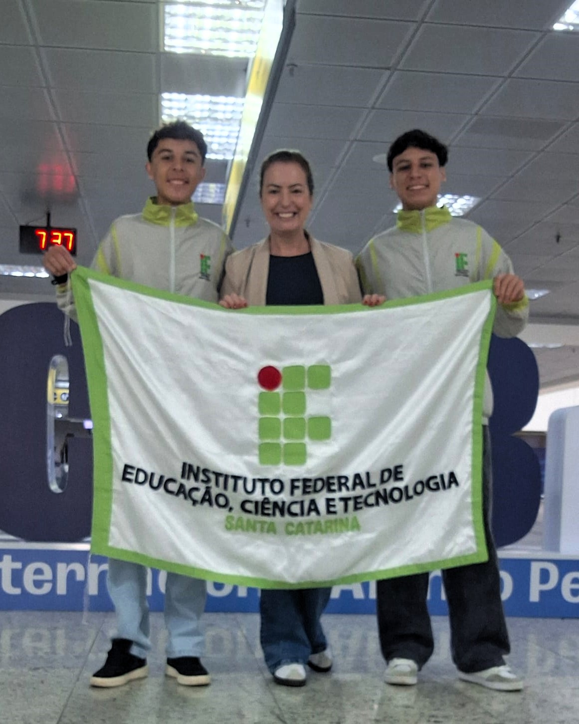 Servidora Mara Lúcia acompanhou os estudantes na viagem internacional