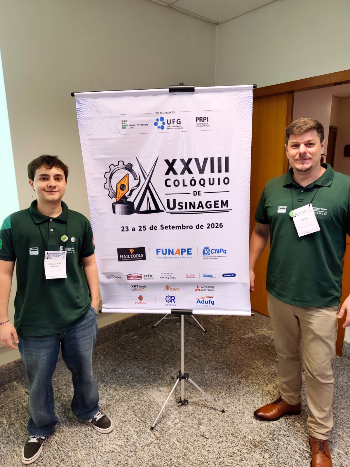 Estudante Vinícius Silveira de Carvalho e professor Giovani Carlini no evento realizado na UFG.
