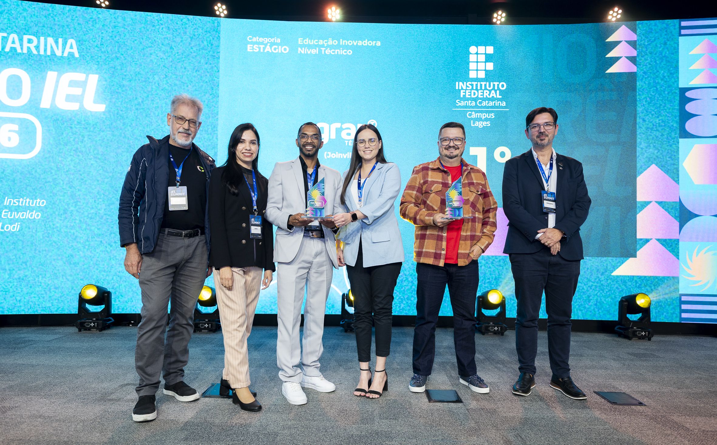 Coordenador do setor de Estágio do Câmpus Lages, Délcio Vieira Neto, recebe a premiação pelo Câmpus Lages