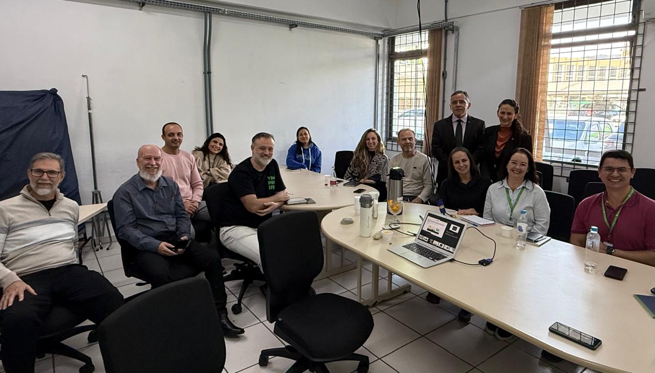 Reunião, em junho, com representantes da Receita Federal, câmpus Centro e câmpus Rau.