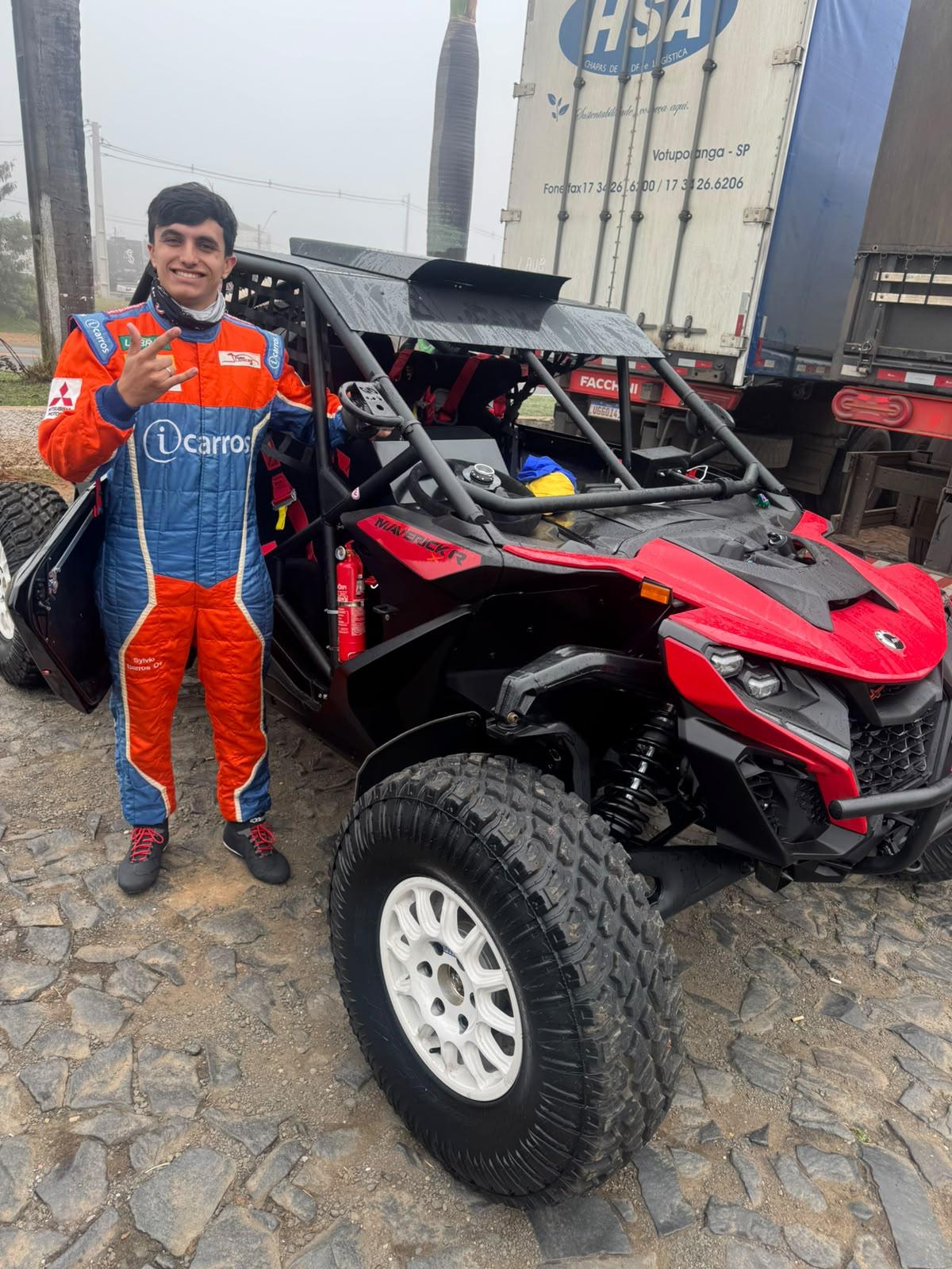 Estudante Gustavo Tonche, da 2ª fase de Engenharia Mecânica, no Rally dos Sertões.