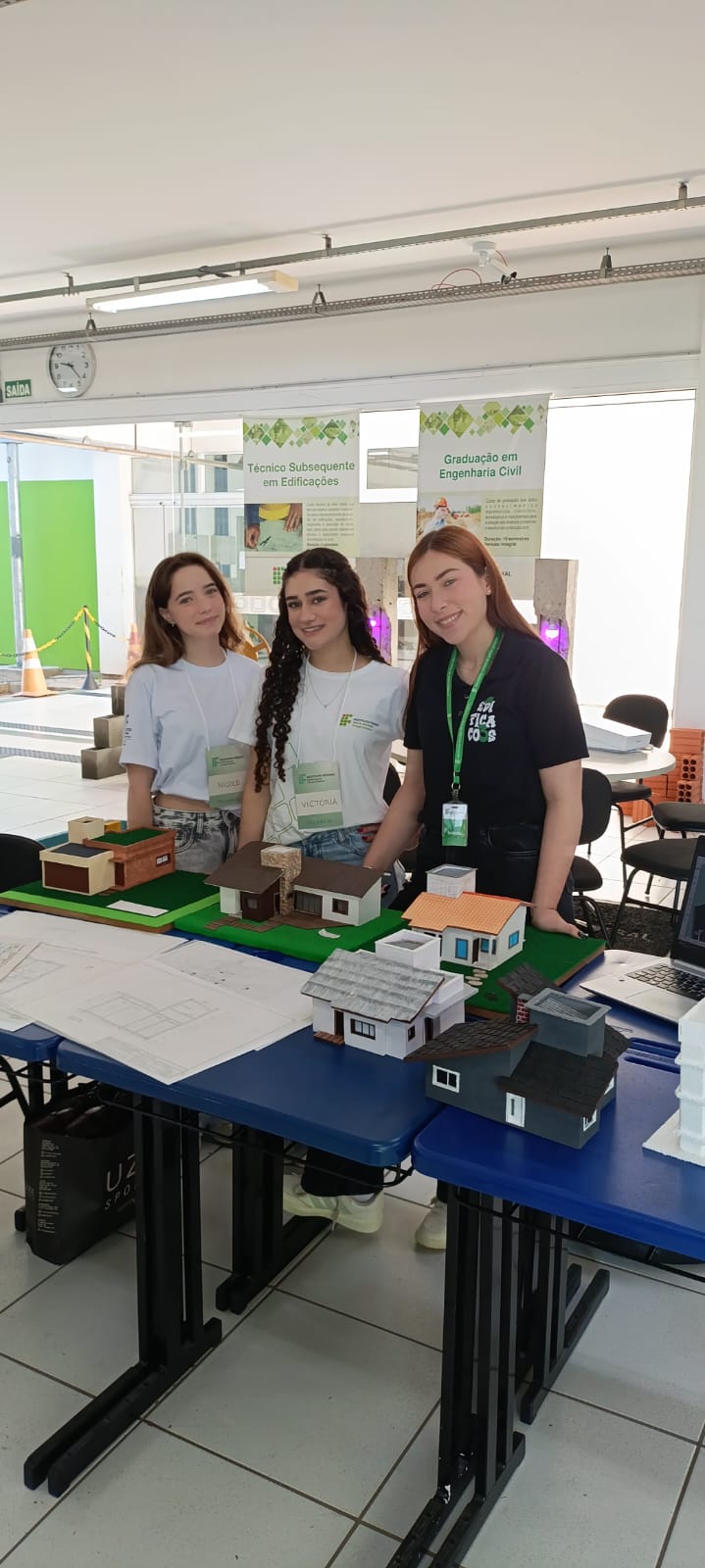 Alunas apresentando os projetos elaborados nas disciplinas do curso de Edificações