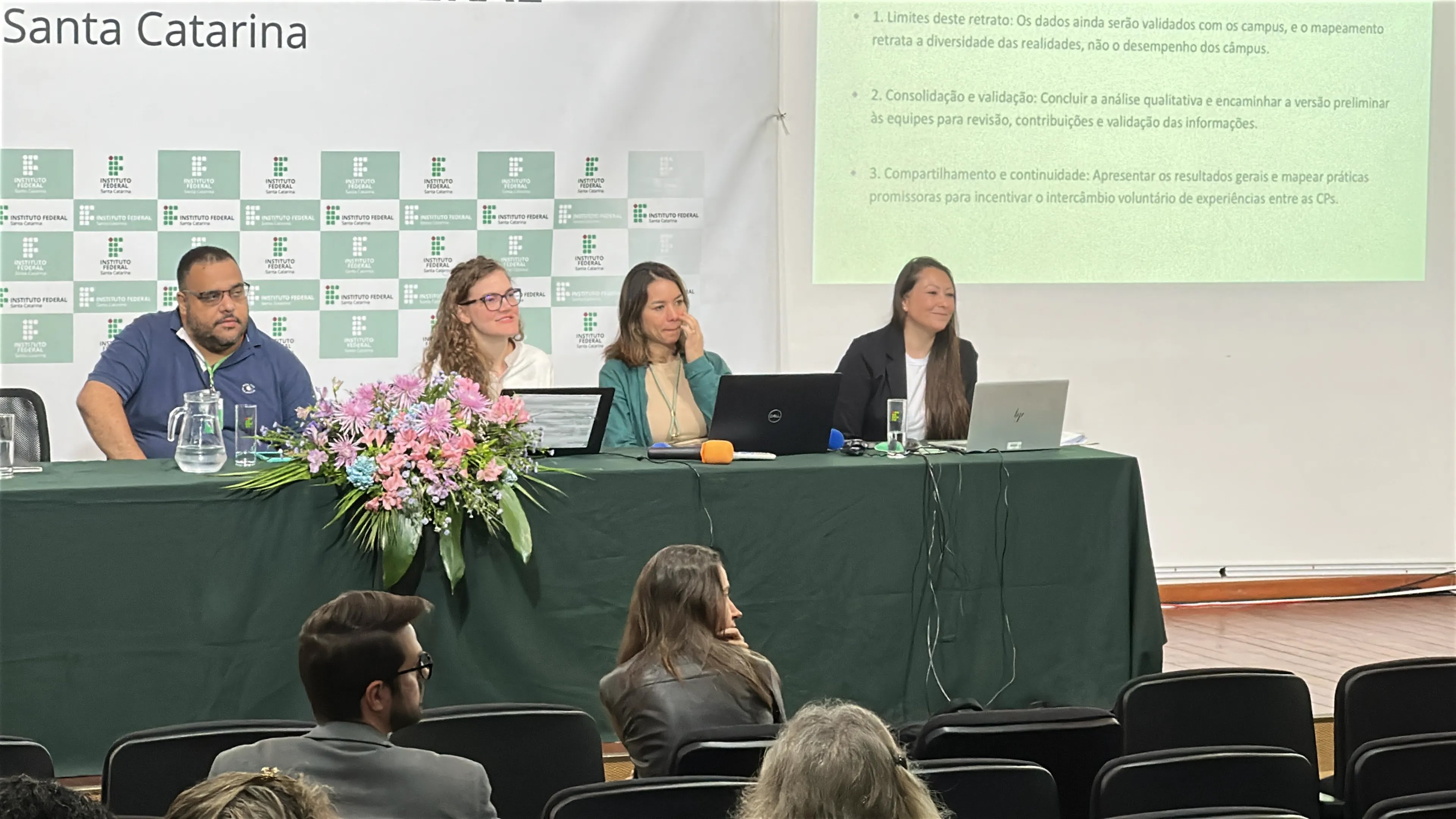 Mesa de trabalho do Encontro, no auditório da Reitoria