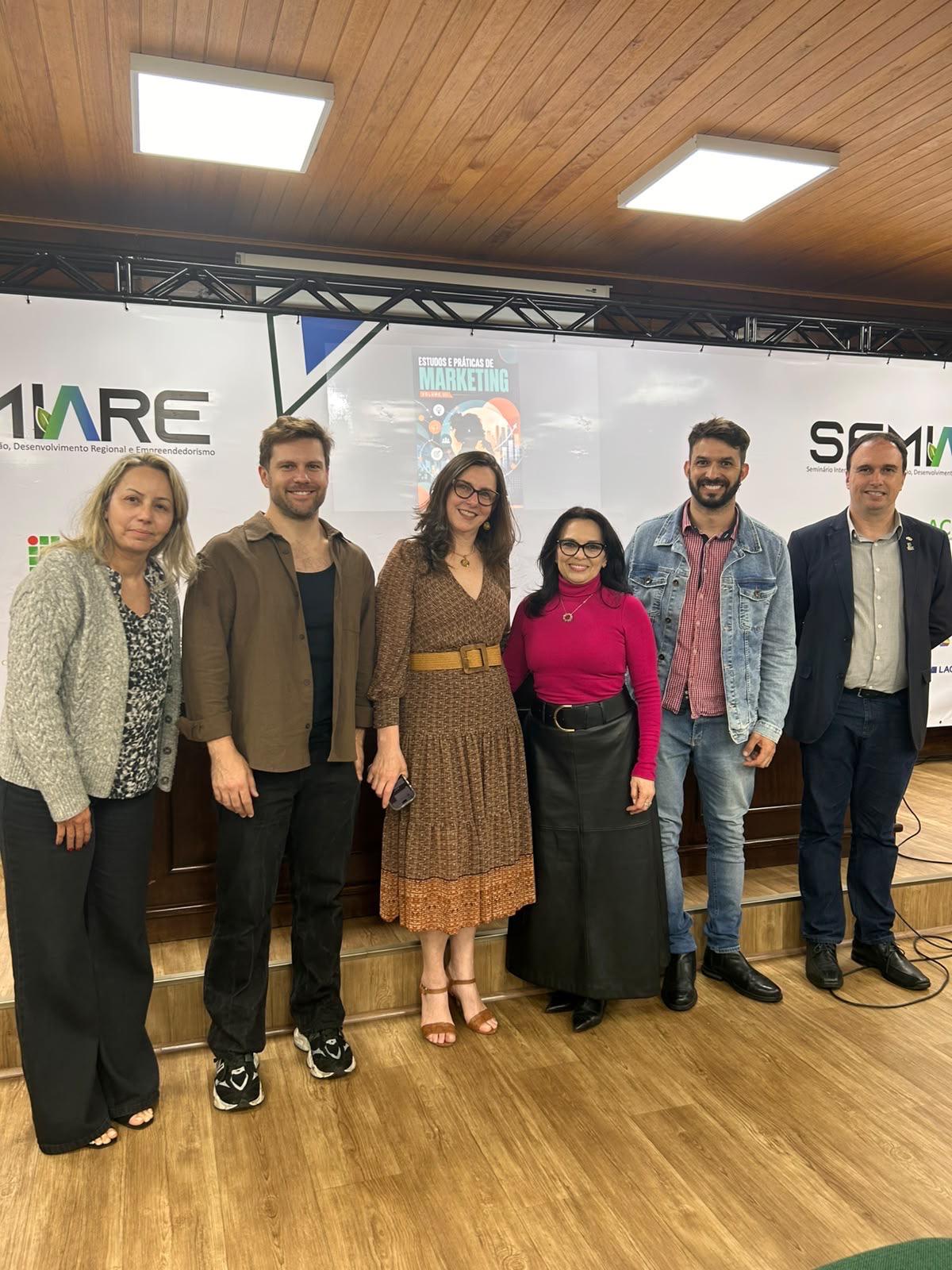 Lançamento do livro Estudos e Práticas de Marketing – Volume III, durante o SEMIARE 2026.
