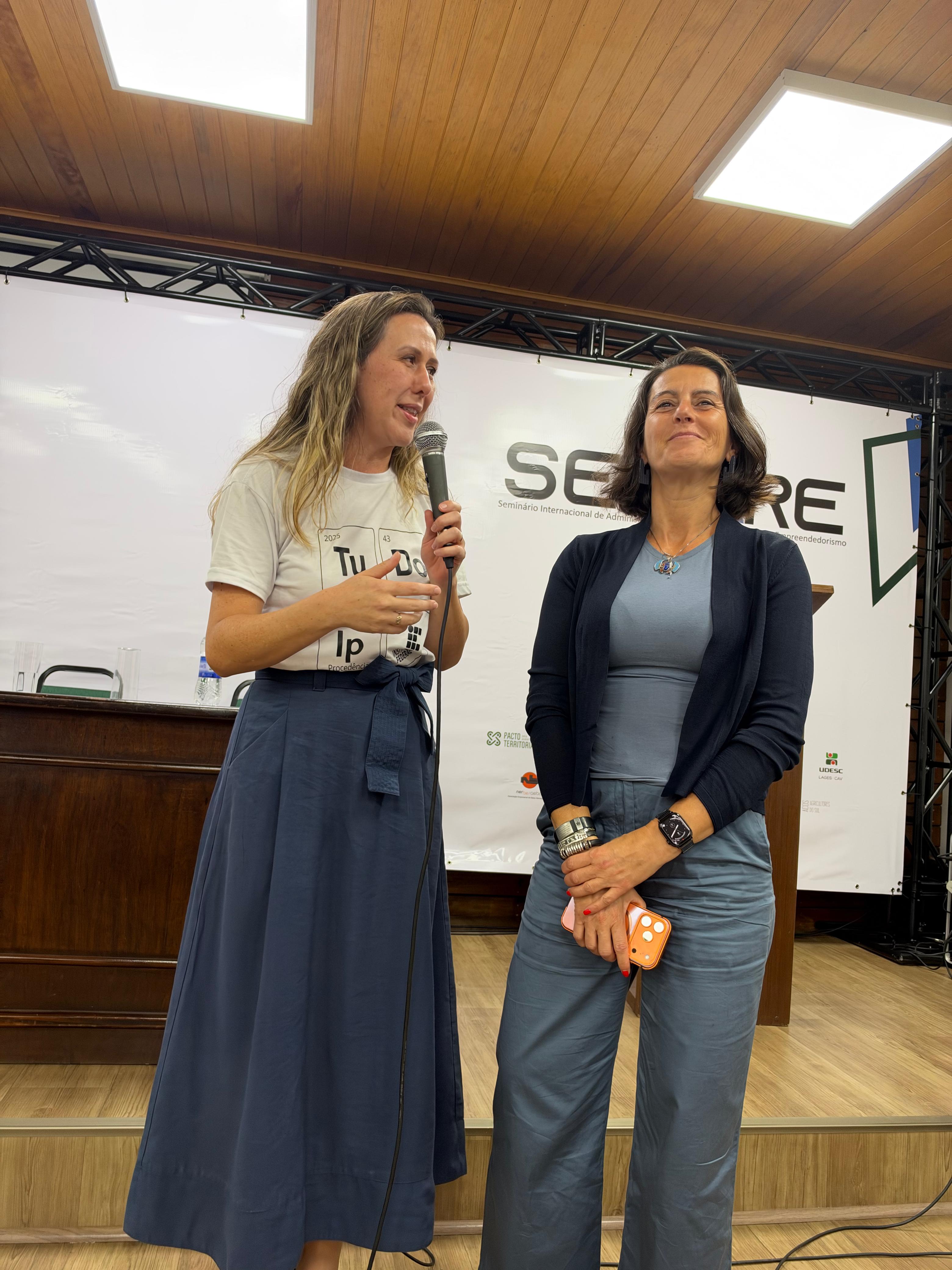 Paula Fabiane Martins e Teresa Coelho durante o SEMIARE 2026.